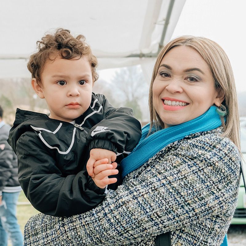 Pastora Zenia Chacón con un niño de Zona Kids